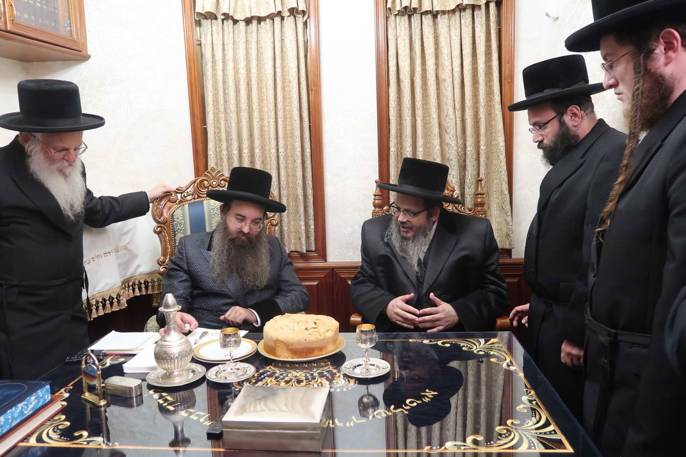 האדמו"ר מבוסטון ערך ביקור בבתי האדמו"רים | תיעוד