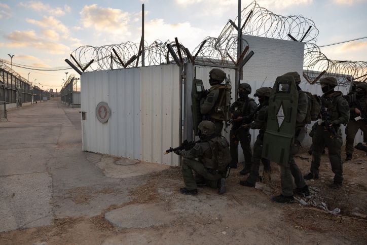 הצלם התלווה ליחידת המסתערבים במשך מספר חודשים ותיעד 65 תמונות מסכמות