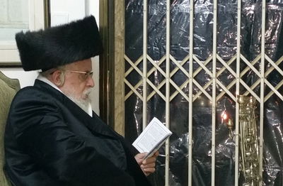 האדמו"ר מבוסטון הלחין, מוטי שיין והאחים ויינברגר מבצעים: "אשרינו"