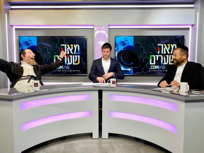 מאיר הירשמן ומוט'קה בלוי עם המנחה בצלאל שטאובר