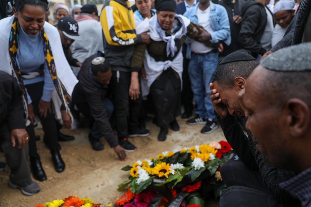 הפצוע אנוש הובא למנוחות בלוויה כאובה: "הצער ימשיך ללות אותנו" | צפו