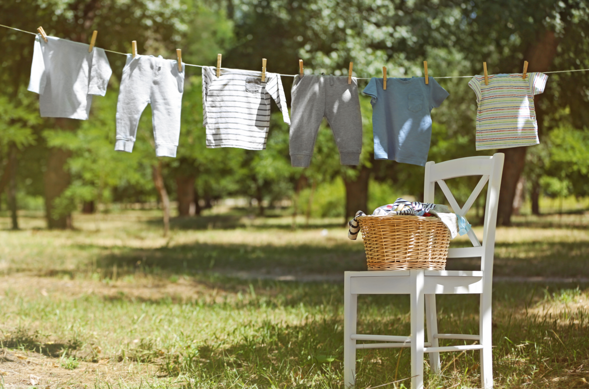 לא צפינו את זה: למה כדאי לייבש כביסה בחוץ ולא במכונה