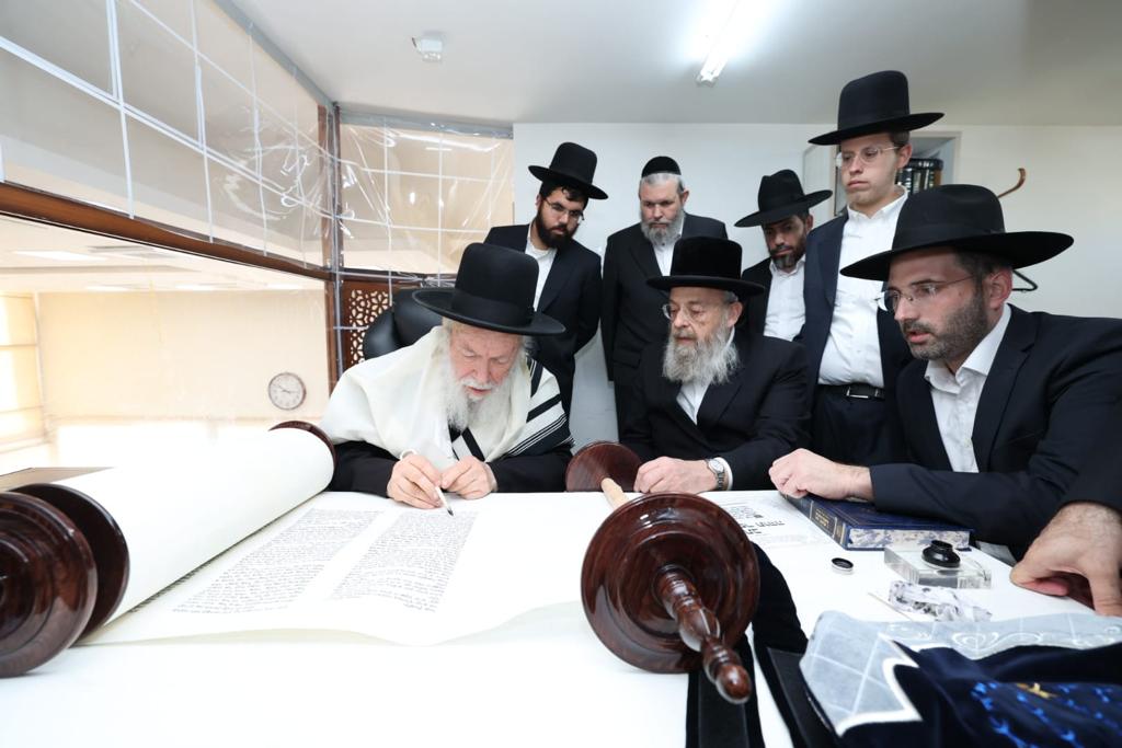 במעמד מרגש הוכנס ס"ת מיוחד של 'בוני עולם' לזכותם של אלפי זוגות חשוכי ילדים