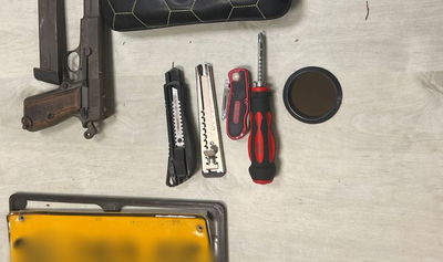 הפריטים שנמצאו אצל החשודים