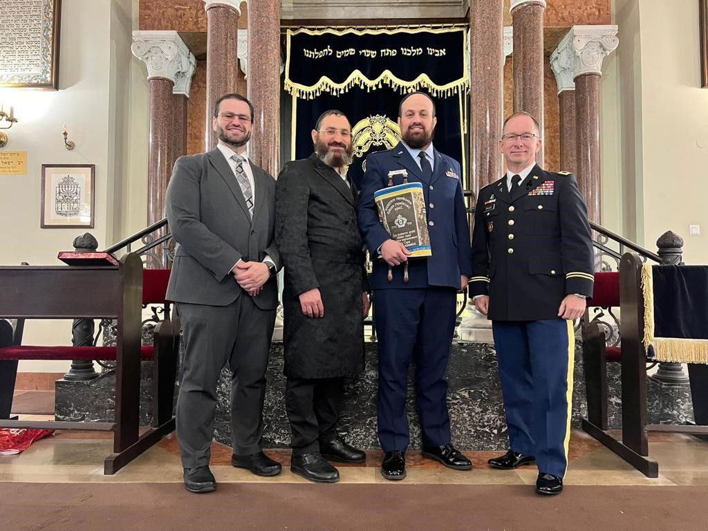 טקס מרגש בורשה: נתרם ספר תורה לחיילי צבא אוקראינה