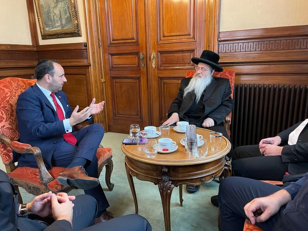 חבר הפרלמנט החרדי מיכאל פרייליך יחד עם הרב של בלגיה בפרלמנט הבלגי