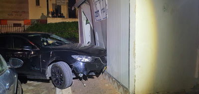 נהג שיכור נכנס עם רכבו לבית כנסת ותקף שוטרים