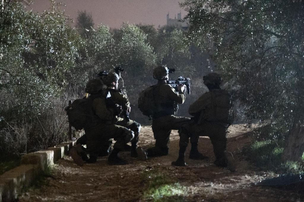 11 מבוקשים נעצרו; בית המחבל הדורס נסרק • תיעוד