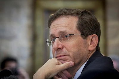 "פושע", "לא רצוי": מחאה נגד הרצוג לקראת ביקורו בבחריין