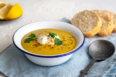 מרק כתום ב-10 דקות עם דלעת ועדשים אדומות