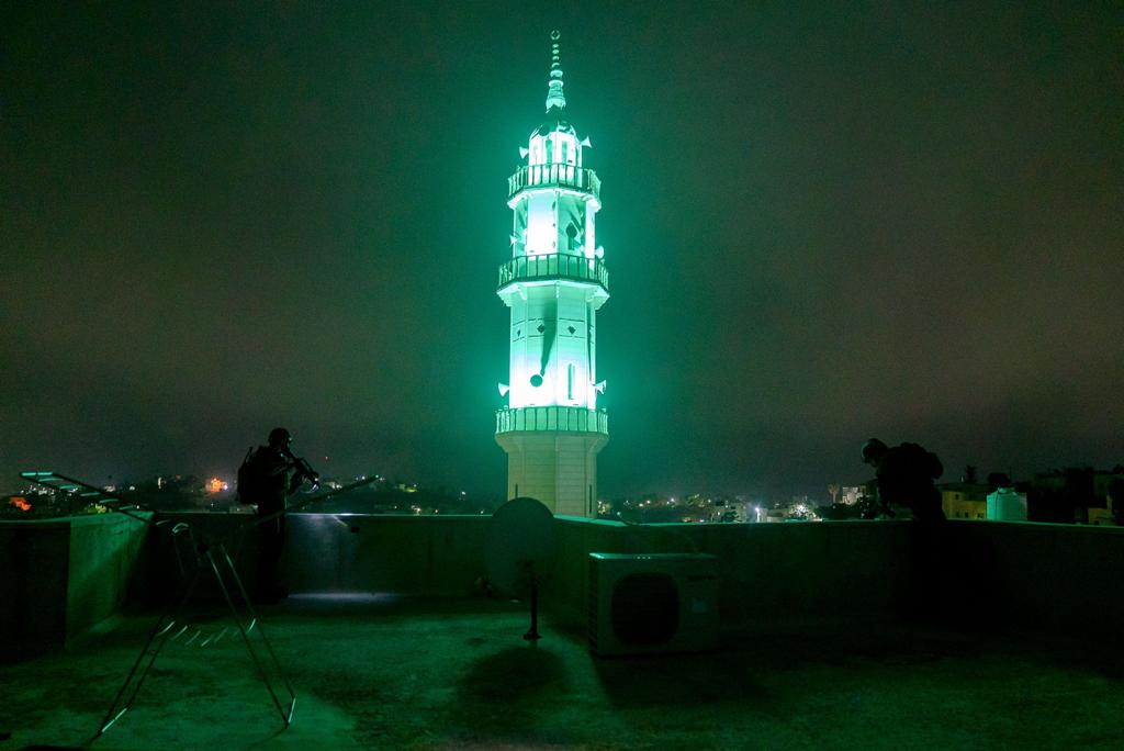 מבצע אחד, 99 תמונות: כך נראה "שובר גלים" בעדשה