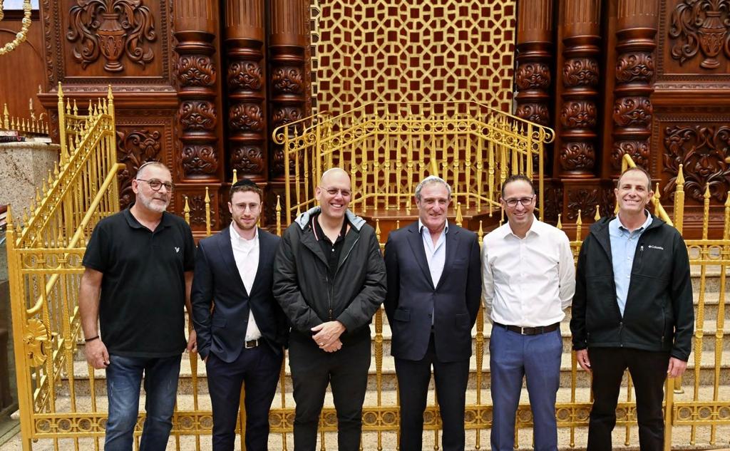 ראשי בנק הפועלים בסיור בבית המדרש של בעלז רגע לפני אירוע ההוקרה