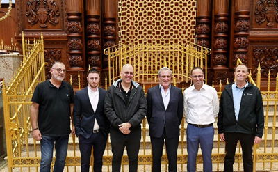 ראשי בנק הפועלים בסיור בבית המדרש של בעלז רגע לפני אירוע ההוקרה