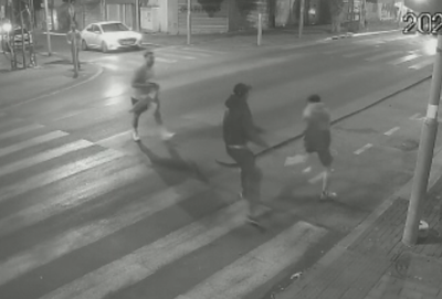 ללא סיבה נראית לעין: תקפו שני הולכי רגל במעבר חציה