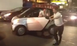 מוציא את הנהג הצופר לריקוד ברמזור