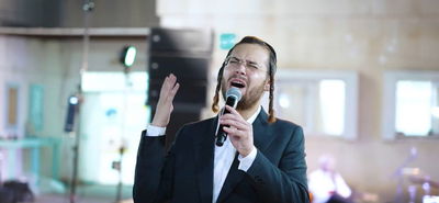 ארי היל ויואלי דיקמן בגרסת הקהל: "גרש את העצבות"