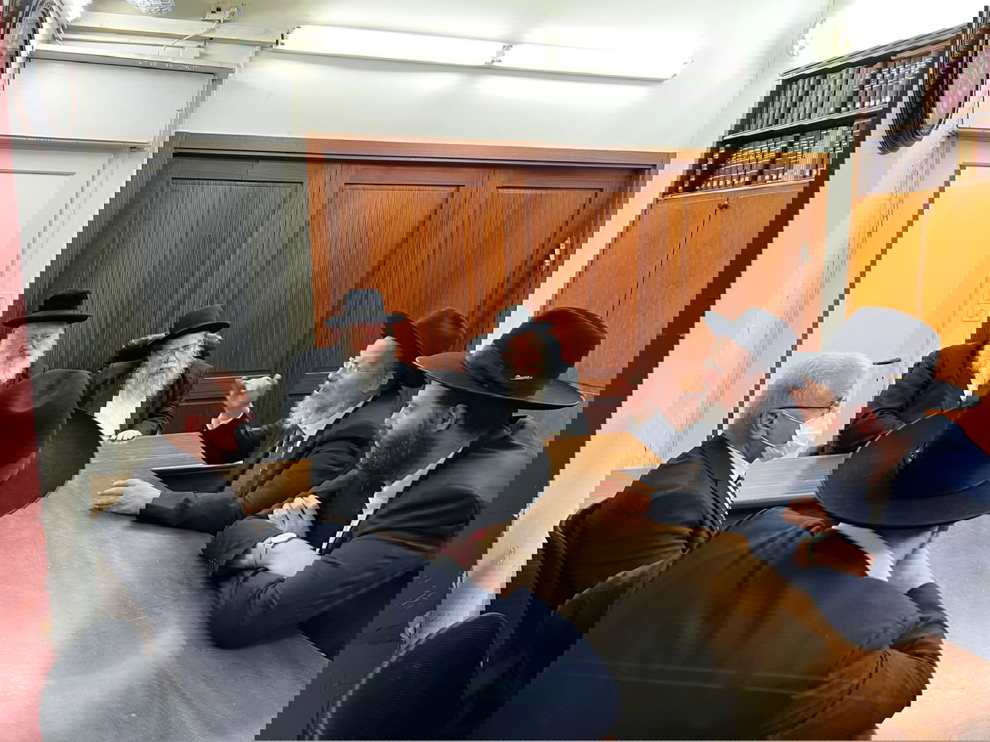 את הביקור פתחו הפרויקטור וצוותו בלשכת רבני העיר.