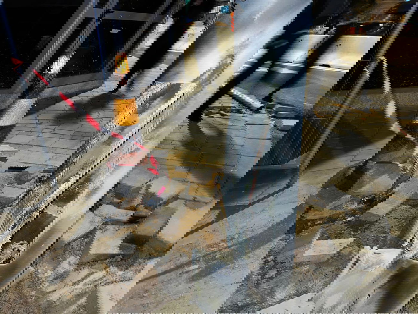 עמודי תאורה חדשים בבר אילן - הוצתו; המשטרה חוקרת