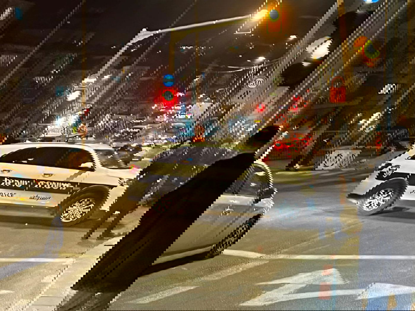 עמודי תאורה חדשים בבר אילן - הוצתו; המשטרה חוקרת