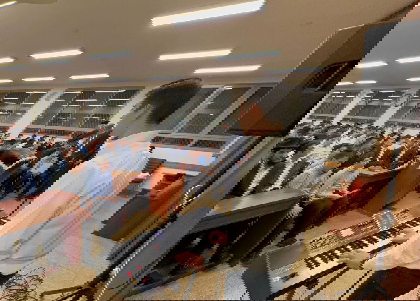 התלמיד נפטר, חברים ומשפחה תרמו אוצר ספרים וכתבו שיר