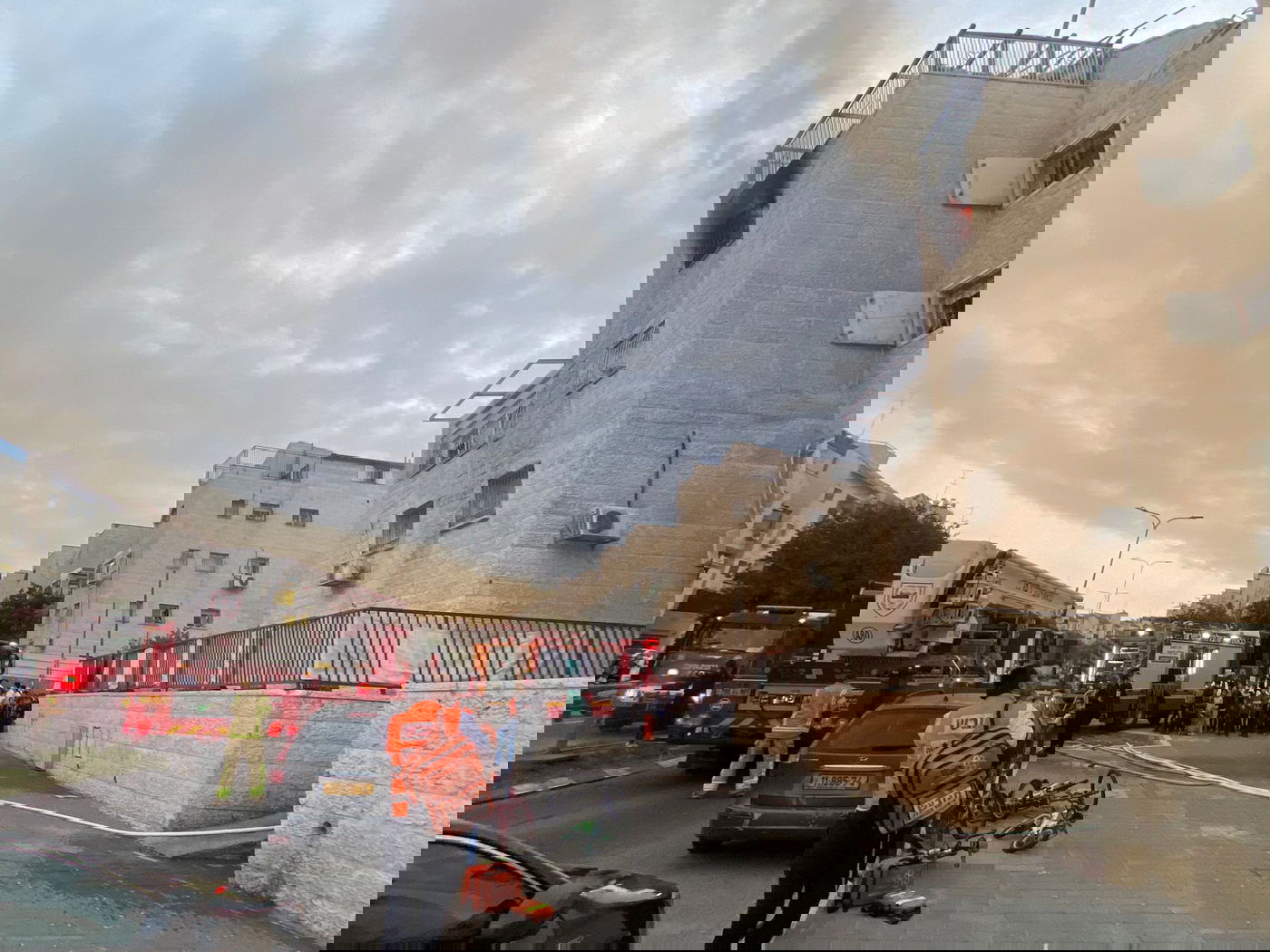 שריפה פרצה בבניין בשכונה החרדית, לוחמי האש הוזנקו