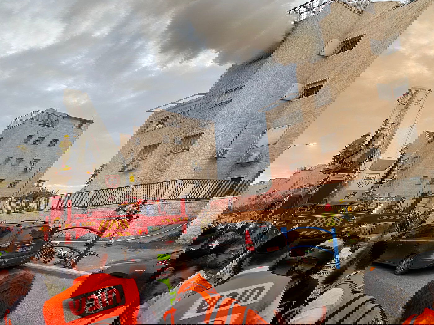 שריפה פרצה בבניין בשכונה החרדית, לוחמי האש הוזנקו