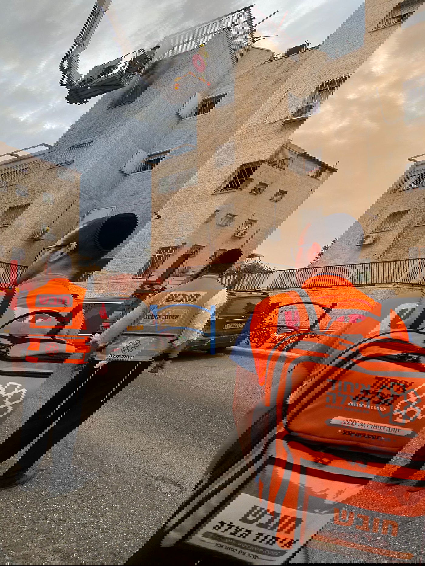 שריפה פרצה בבניין בשכונה החרדית, לוחמי האש הוזנקו