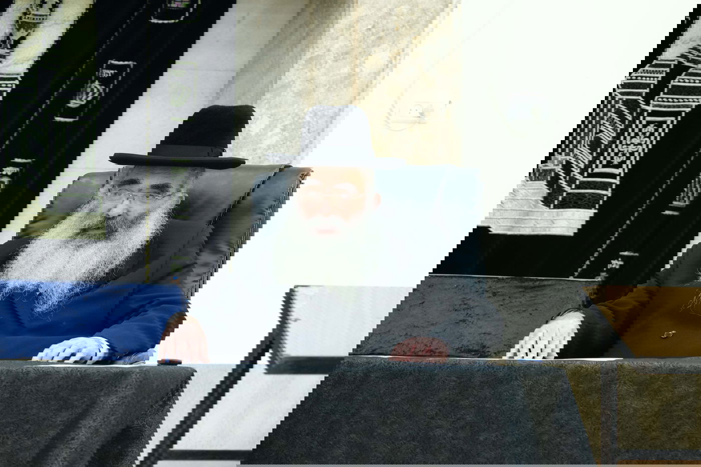 אביו, יבלחט"א הגאון הרב אברהם צבי הכהן