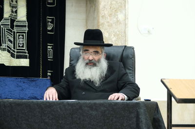 אביו, יבלחט"א הגאון הרב אברהם צבי הכהן