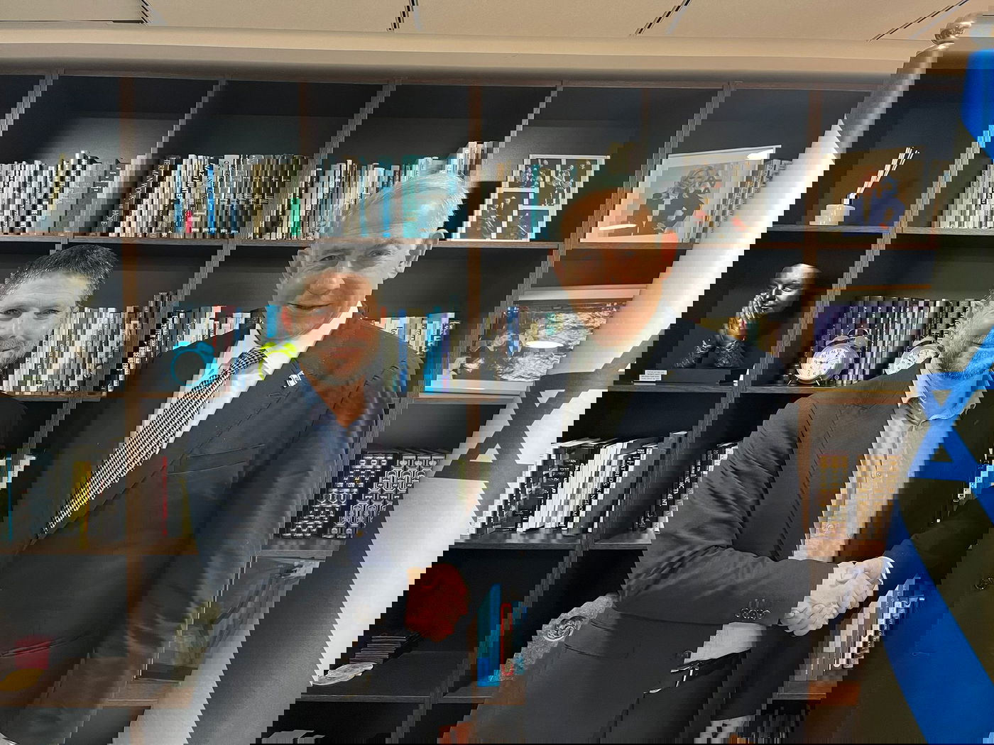 נתניהו וסמוטריץ' בחתימה על ההסכם הקואליציוני