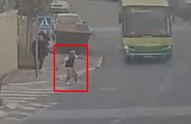 התעצבן על שני אנשים, זרק אבנים על אוטבוסים ונעצר