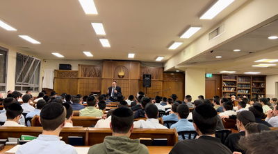 ראש ישיבת נהורא הרב אברהם יצחק גרינבוים נושא דברים בהיכל הישיבה