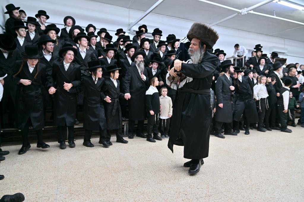 בראשות האדמו"ר: בחסידות קוידינוב הכניסו ספר תורה חדש