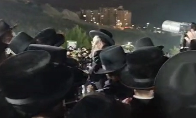 תיעוד מסעיר: אלפים עם המשפיע רבי אלימלך בידרמן בציון ה'בת עין'