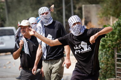 אילוסטרציה // מחבל מיידה אבנים לעבר ישראלים