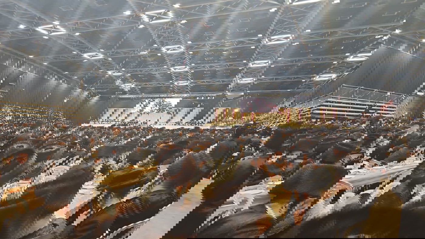 החסידים באולם והטריבונות ריקות