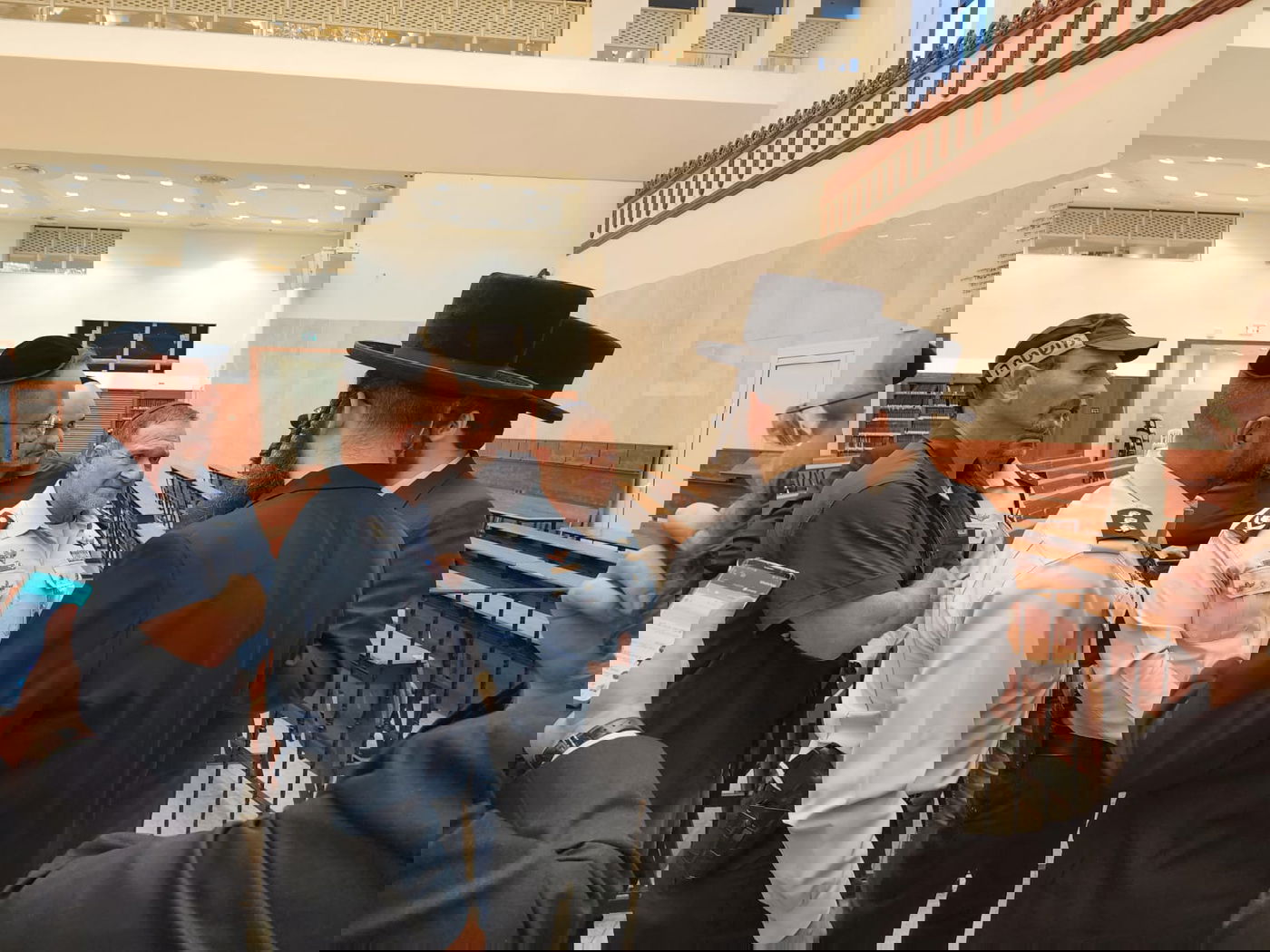 המפכ"ל קובי שבתאי הגיע לביקור בביהמ"ד ויז'ניץ בבני ברק