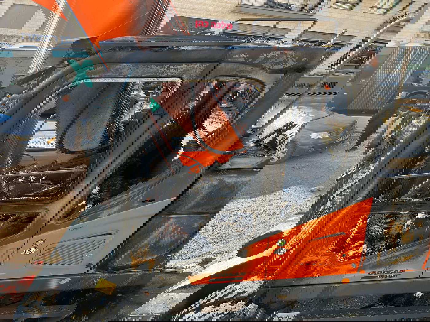 המאבטחים נרדמו בשמירה והמחפר הוצת; הנזק - 400 אלף ש"ח