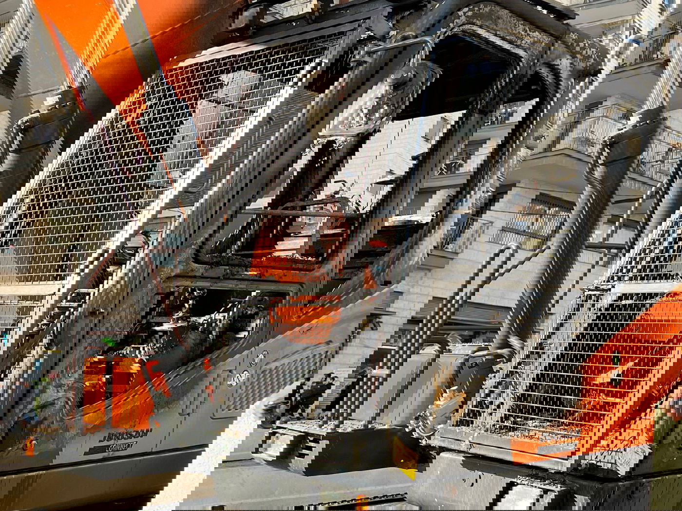 המאבטחים נרדמו בשמירה והמחפר הוצת; הנזק - 400 אלף ש"ח