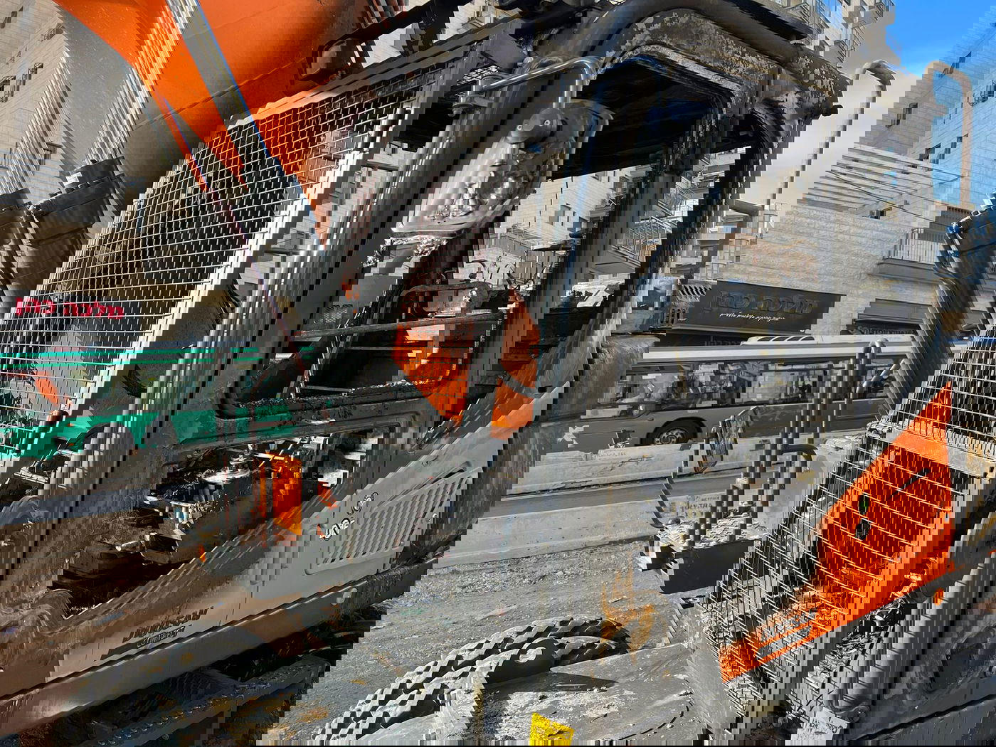 המאבטחים נרדמו בשמירה והמחפר הוצת; הנזק - 400 אלף ש"ח