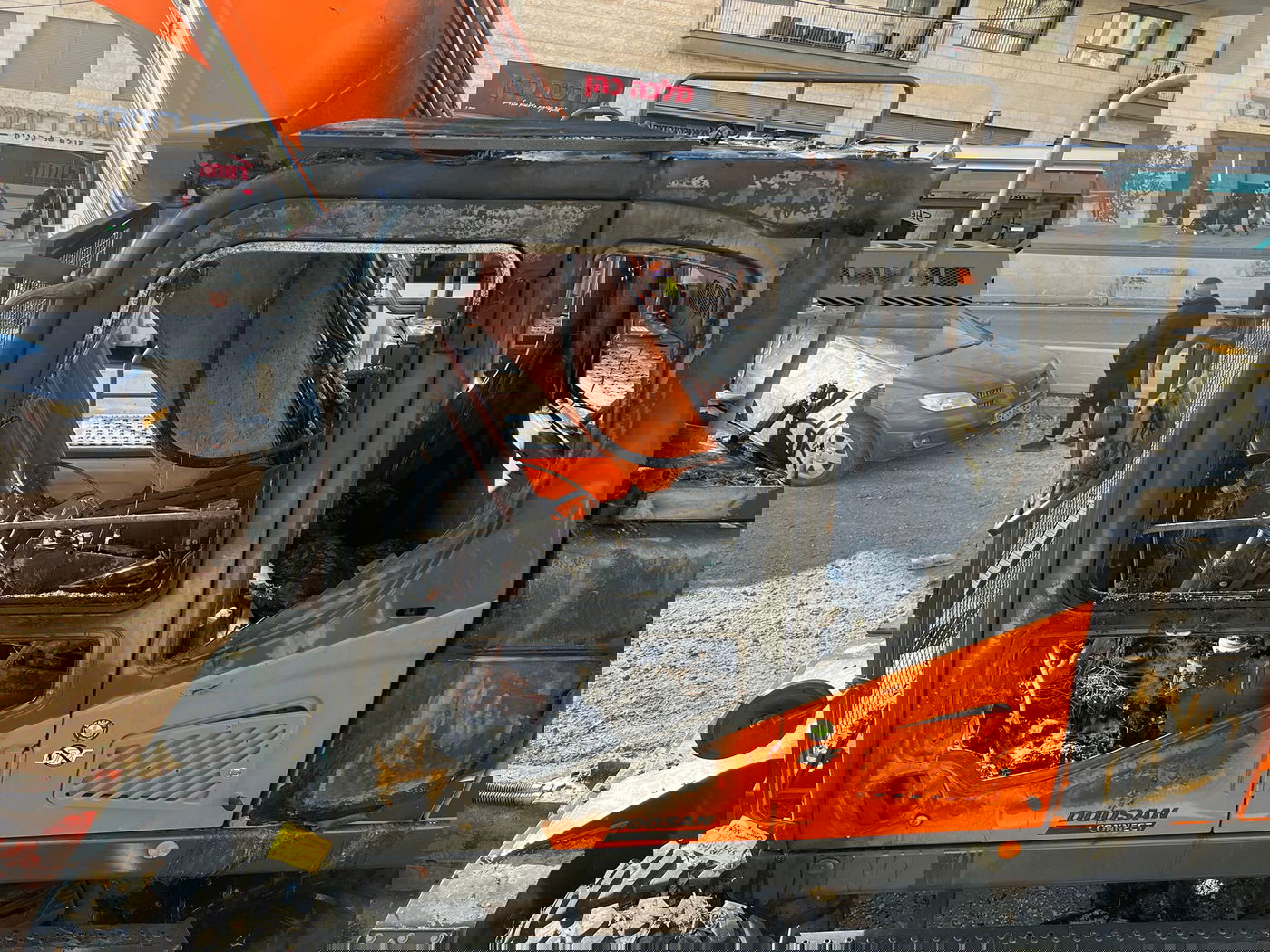 המאבטחים נרדמו בשמירה והמחפר הוצת; הנזק - 400 אלף ש"ח