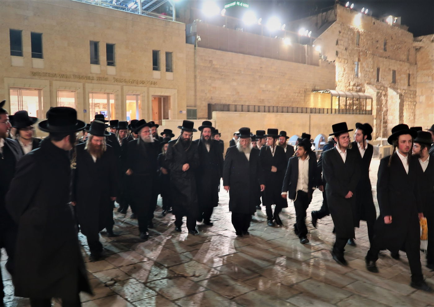 לרגל חתונת בנו: הרבי מזוועהיל התפלל בכותל המערבי