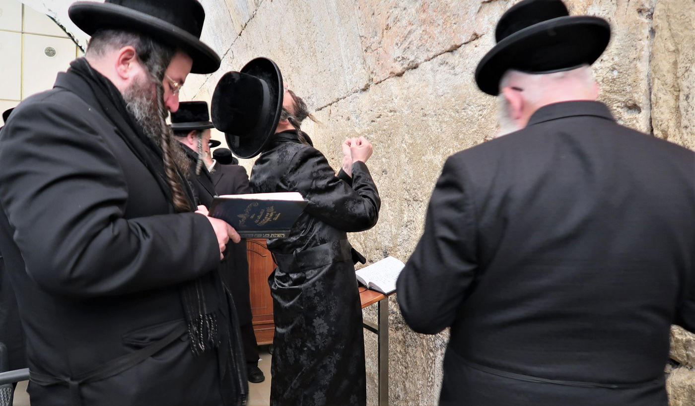 לרגל חתונת בנו: הרבי מזוועהיל התפלל בכותל המערבי