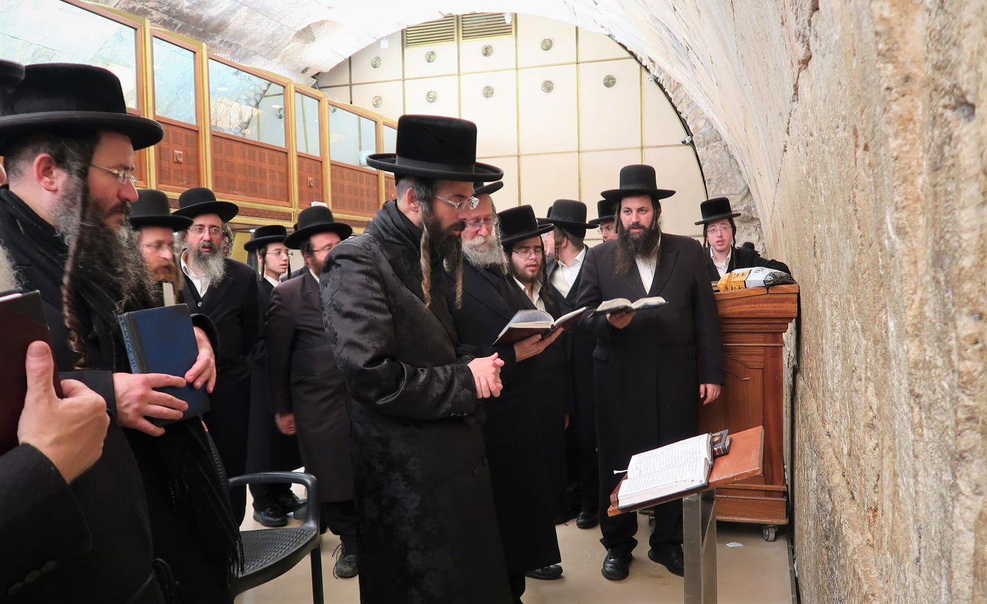 לרגל חתונת בנו: הרבי מזוועהיל התפלל בכותל המערבי