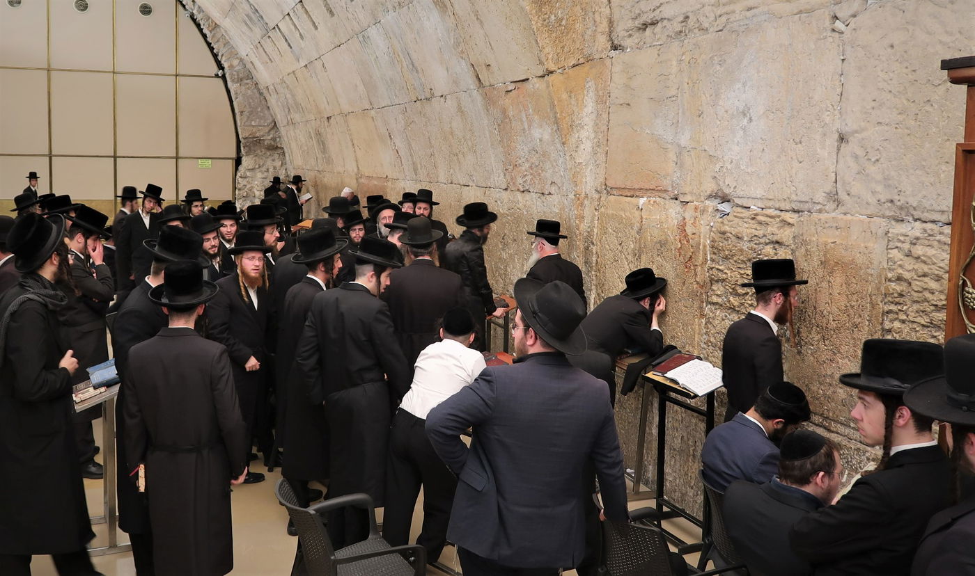 לרגל חתונת בנו: הרבי מזוועהיל התפלל בכותל המערבי