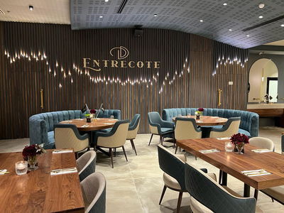 צפו בראשון לציון קובע מזוזה בפתח מסעדת 'אנטריקוט' החדשה