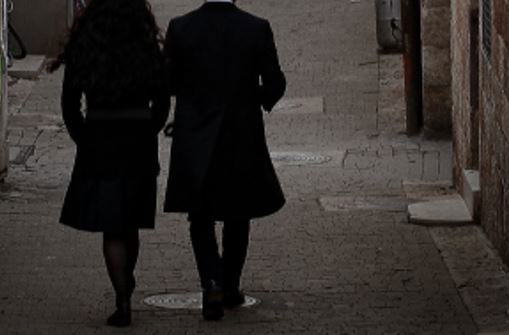 זוג חרדי בשכונת נחלאות בירושלים; אילוסטרציה