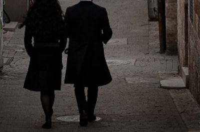 זוג חרדי בשכונת נחלאות בירושלים; אילוסטרציה