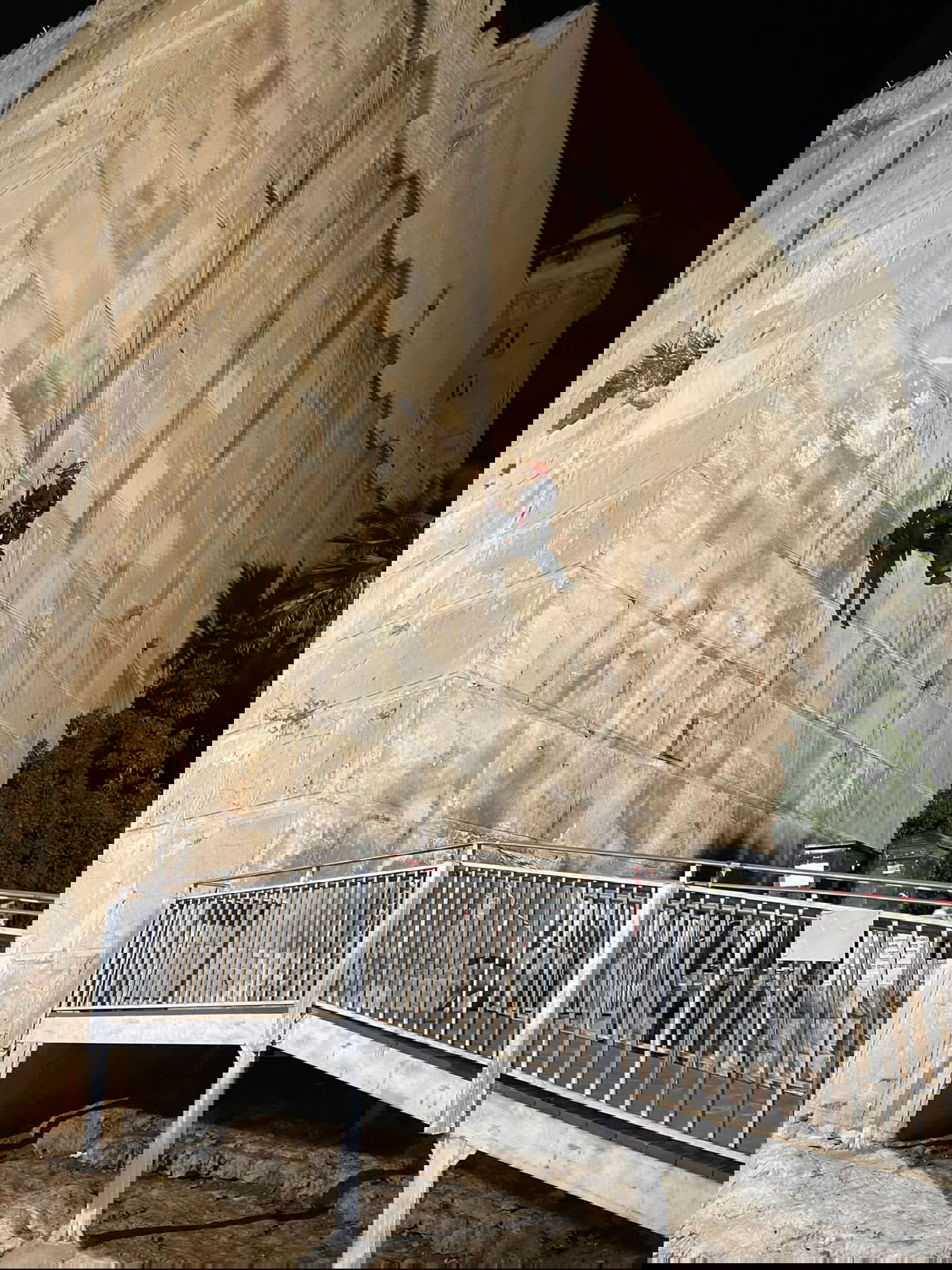 לראשונה: לוחמי האש ערכו תרגיל במערת המכפלה | צפו