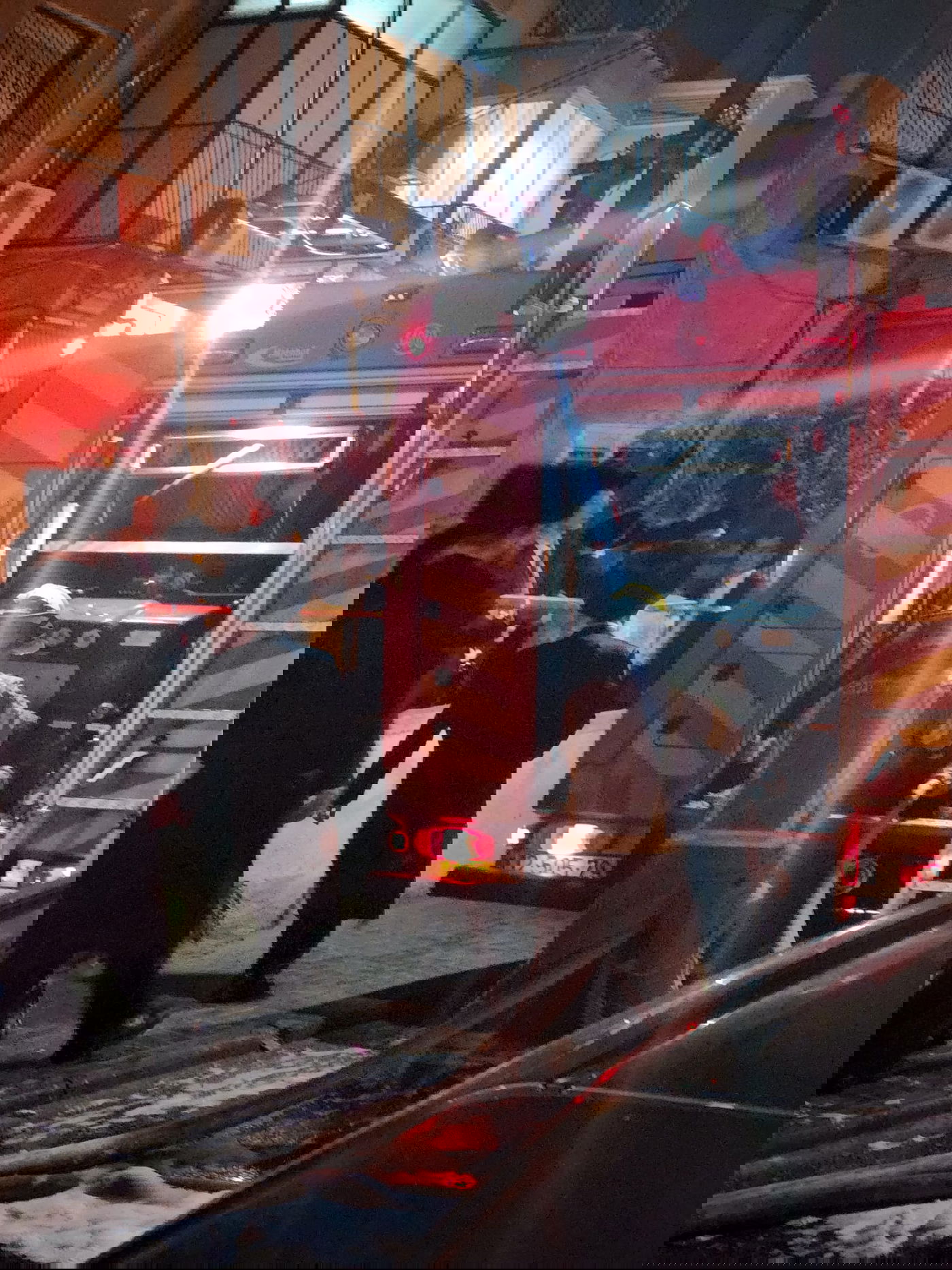 ליל שבת בבני ברק: דירות עלו באש, בנס לא היו נפגעים